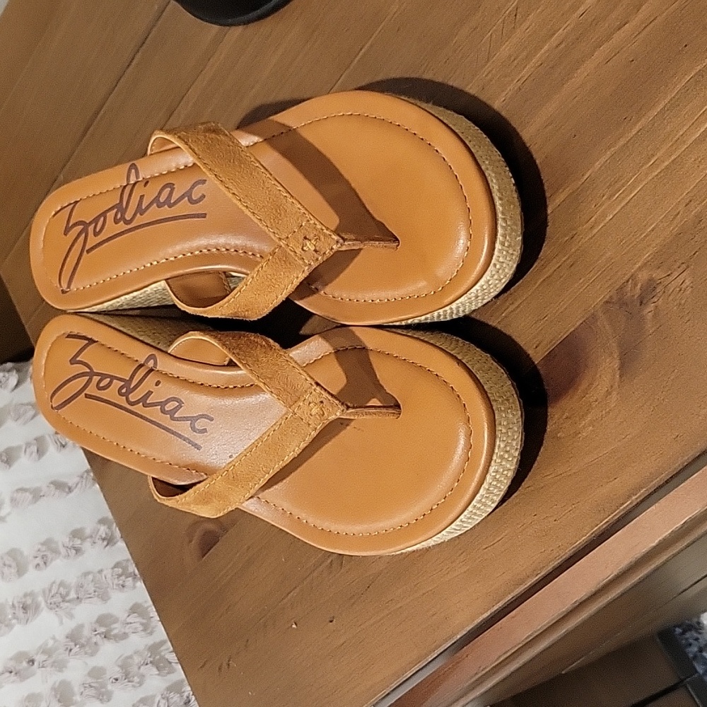 Zodiac wedge flip flops 6.5